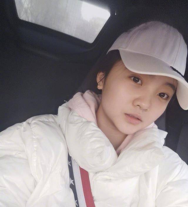 林妙可久违晒照,一身打扮尽显老气,才21岁就将自己穿成大妈_不知道