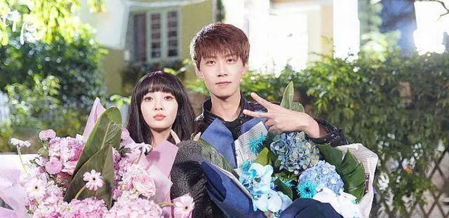 徐子豪大半夜睡不着,思念秦明明.