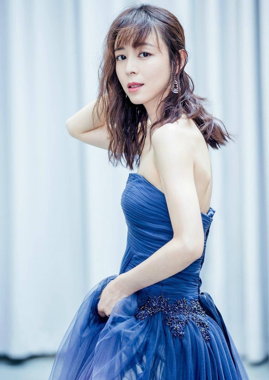 40岁穿得像20岁,张静初的打扮"小心机",原来是靠这个!_身材_裙子_时尚