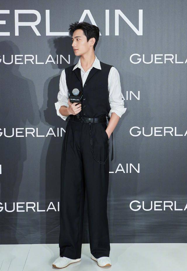 杨洋今日亮相品牌活动造型,简洁利落的黑白搭配,白衬衫,黑马甲,阔腿裤