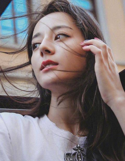 迪丽热巴自称上学没人追,当看到她的军训照后,任谁也不敢下手_杨幂