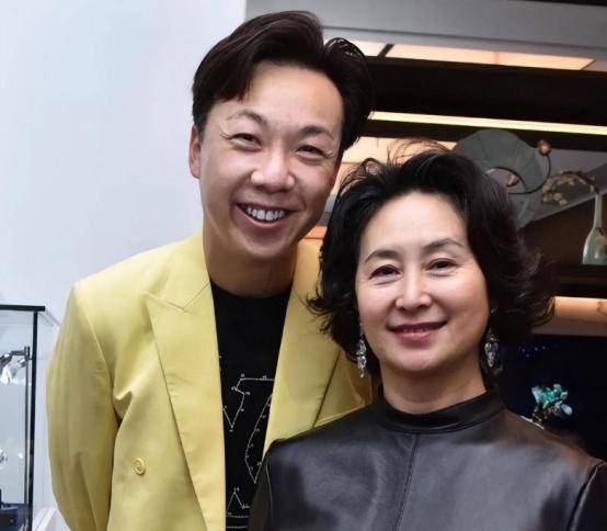 何超琼60岁喜迎第二春,与神秘男友热吻拥抱,男方身份引网友疯传!