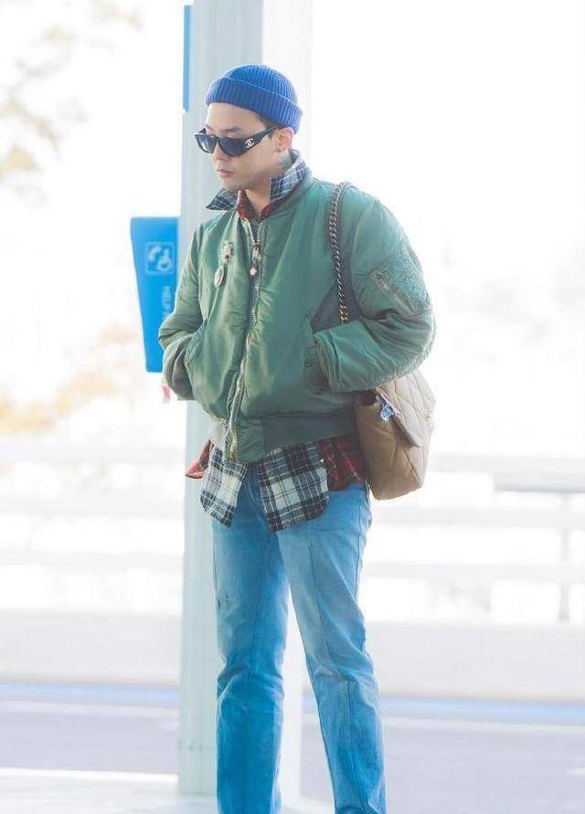 权志龙罕见走机场,军绿夹克配大牌女包,破洞位置太尴尬让人脸红_造型