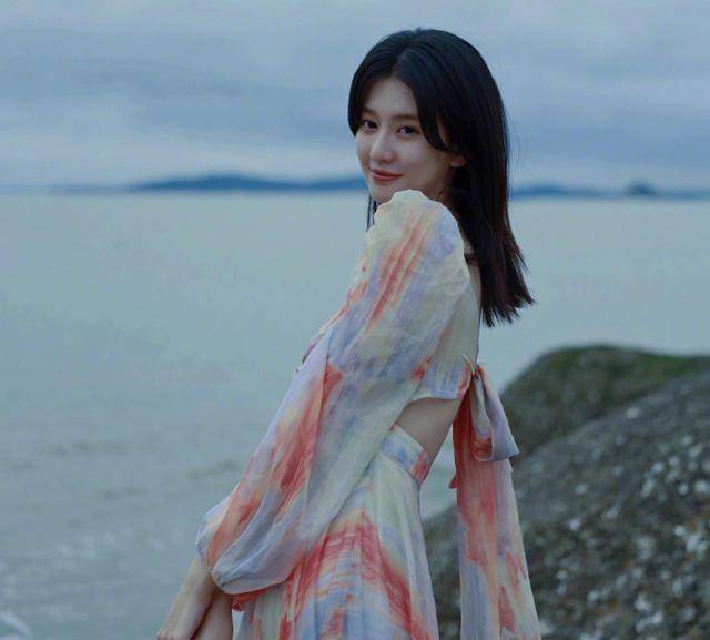 乔欣晒海边度假照,穿着清凉造型甜美,侧身状态不输00后_长裙_印花_很
