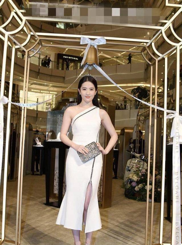 刘亦菲搭配白色长裙采用了银色丁字高跟鞋,银色尽显优雅.
