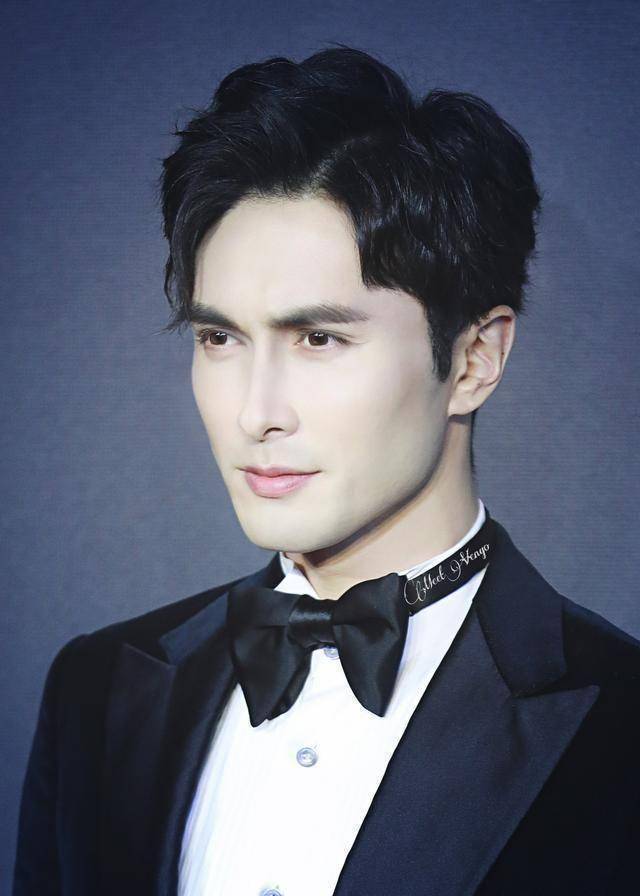 两度饰演东华帝君的高伟光为何人气不减?西装在他身上才算尊贵!