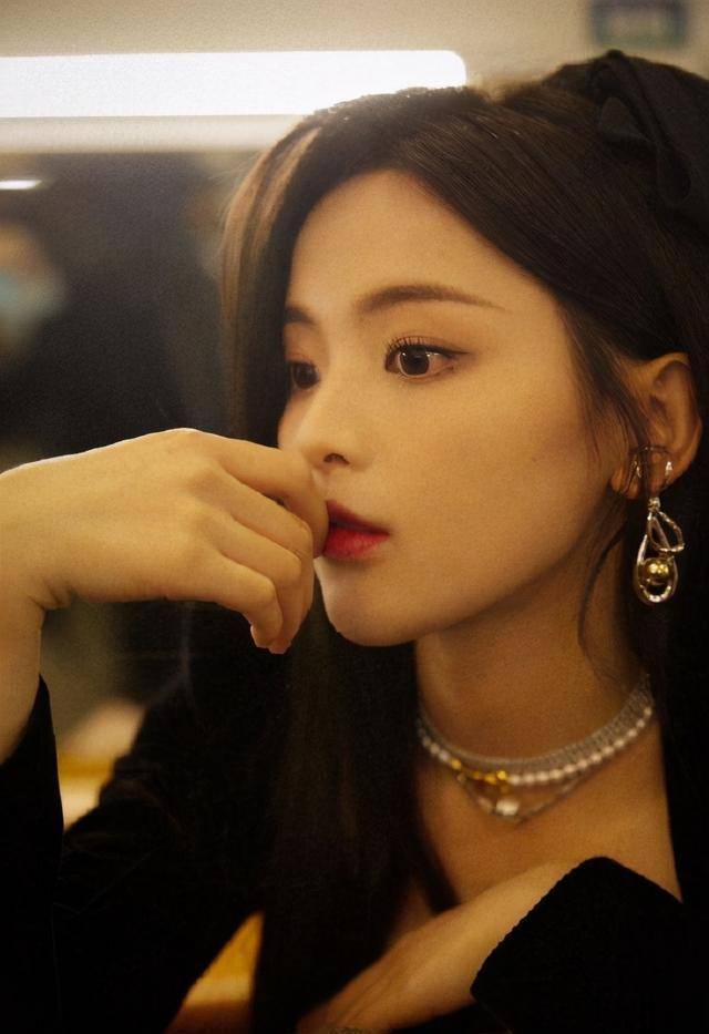 杨超越出门后就站不稳了,醉酒状态下意识模糊,好在好友杨晗在身边