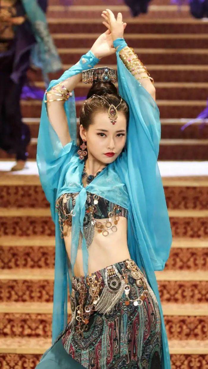 柴碧云在与郑爽合作的《夏至未至》中,更是凭借一个反派角色,圈粉无数