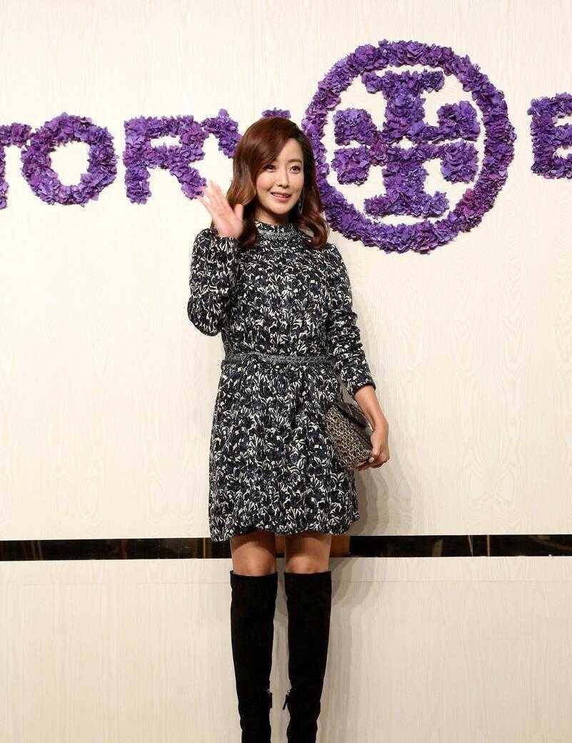 金喜善衣品也太好了吧!"老气"碎花连衣裙配长靴,高级显气质.