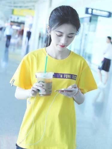 青春美少女鞠婧祎潮流展现糖果色,甜美清新吸宅男眼球_黑色_黄色_卫衣