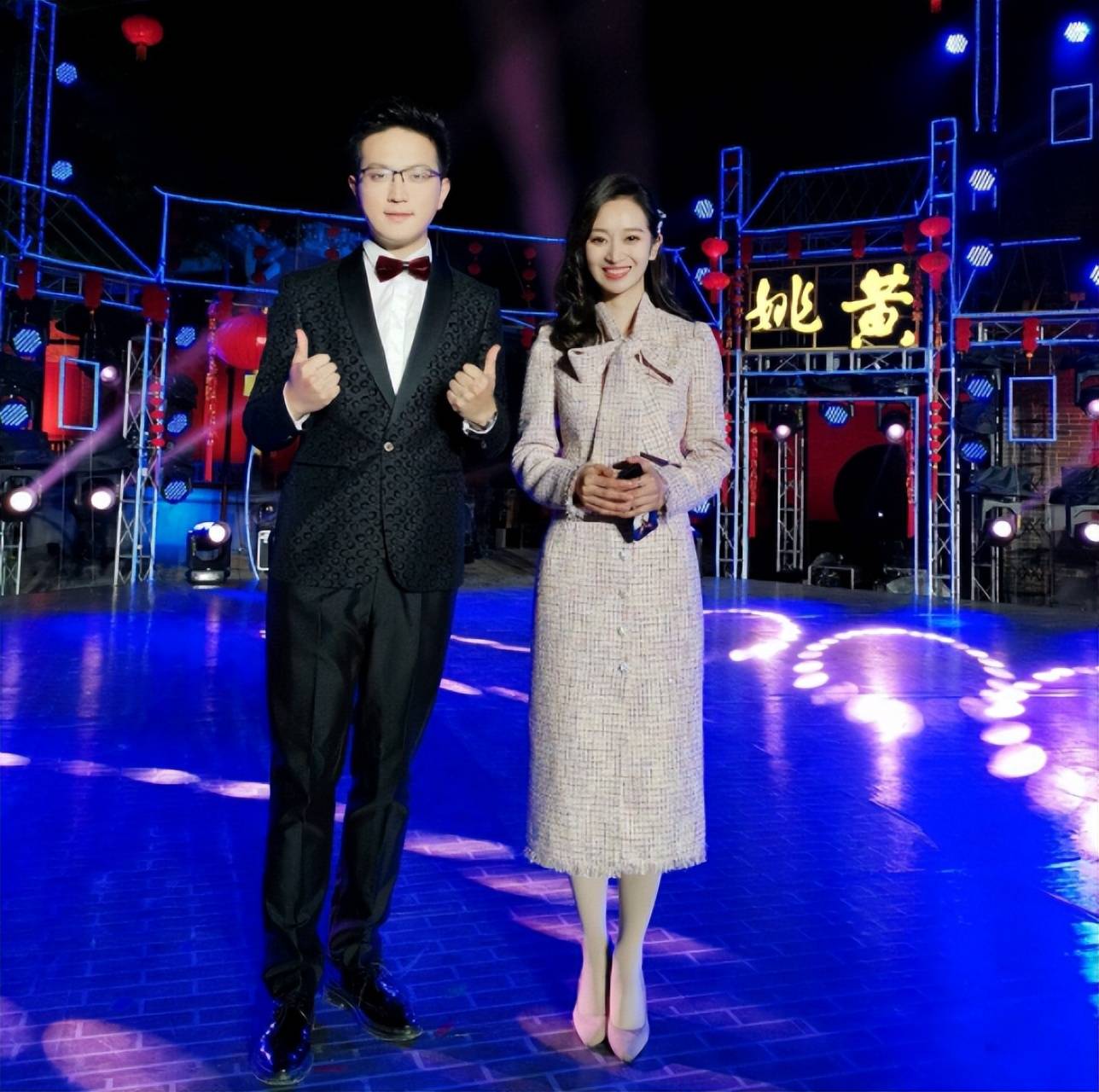2018年冬天,王治郅和周蕾在北京领取了结婚证书,正式步入婚姻的殿堂.