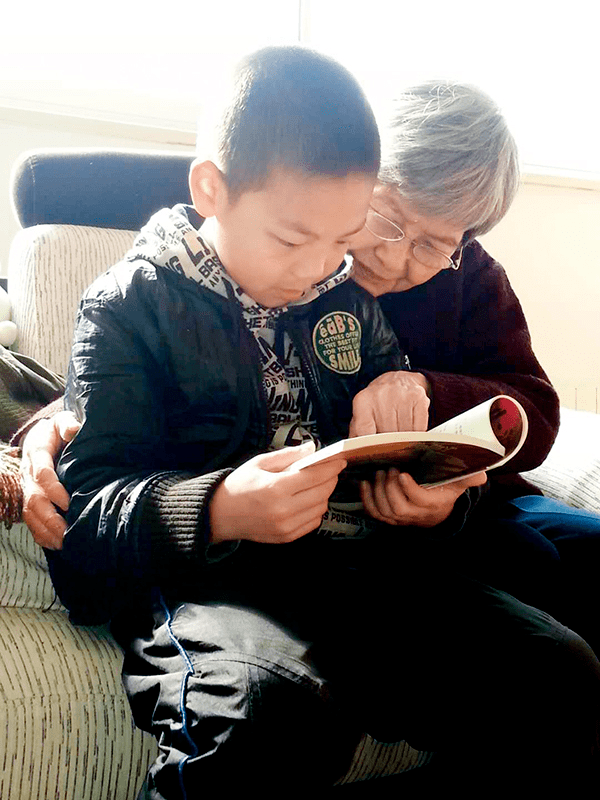 1999年,樊锦诗完全可以招儿子进自己的研究院,但她却拒绝了,"你妈的