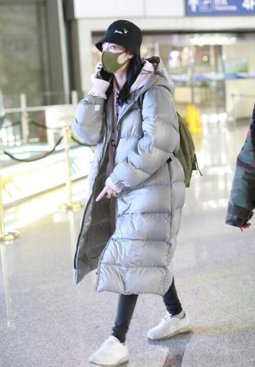 姚晨素颜现身大眼炯炯有神 卫衣搭小白鞋超减龄_青春_双肩包_黑色