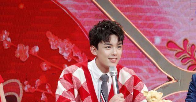 通过自己的一路打拼奋斗,拥有了不小的资产,就这样吴磊含着金汤匙出生