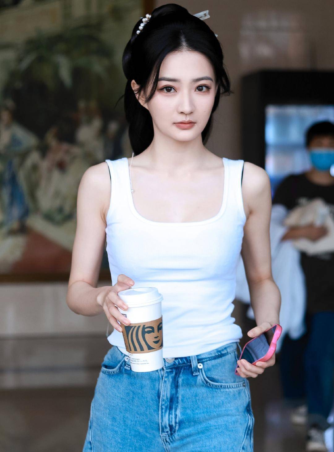 徐璐的穿搭很洋气,吊带背心 牛仔裤成标配,五套造型美得不重样_风格