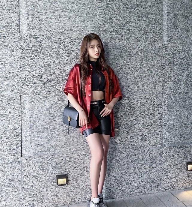 金子涵走机场,印花黑t恤搭牛仔半裙,颜值太吸睛_黑色_身材_上衣