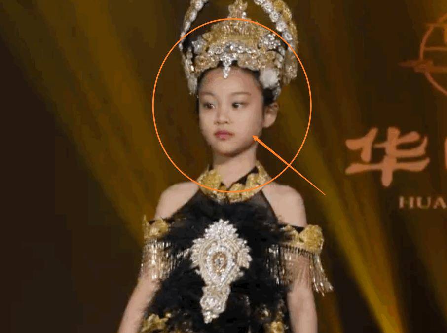 八岁甜馨完美逆袭,当她亮相t台走秀,颜值气质堪比"小超模"_李小璐