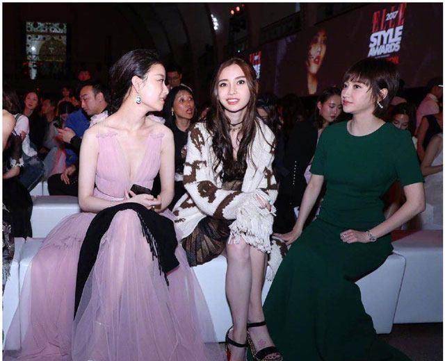 女神同框镜头,景甜显脸胖还变形网友:这摄影师是杨颖带去的吧_倪妮