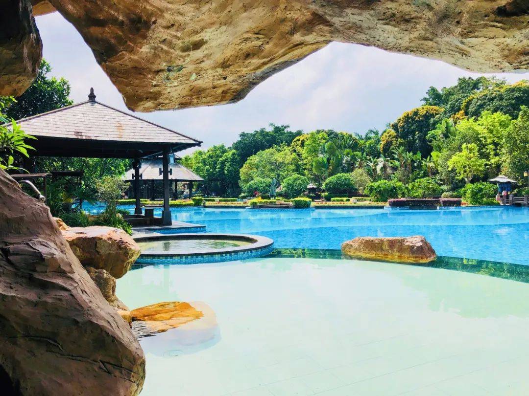 场地简介中山温泉宾馆位于中山市三乡镇罗三妹山南麓——中山温泉景区