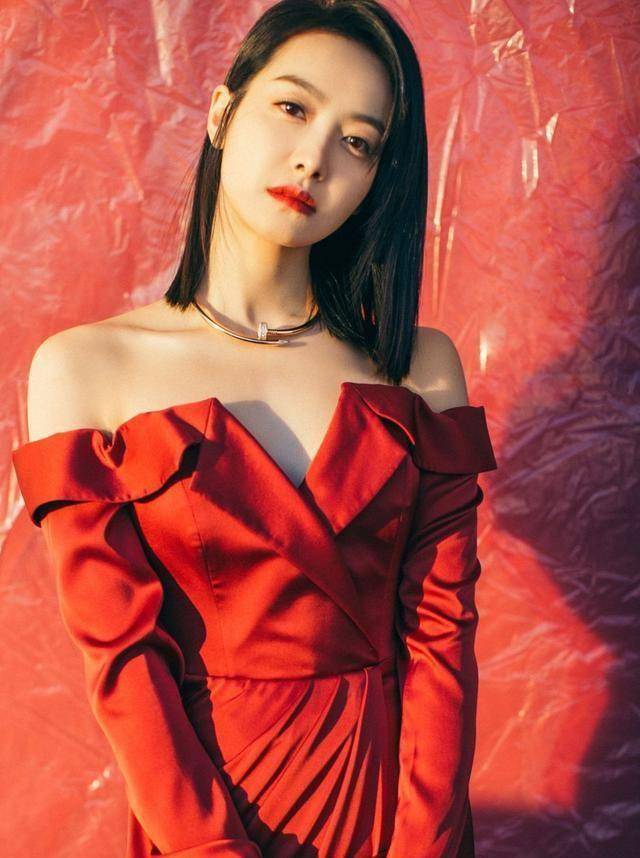 宋茜一身丝绸红裙,气场全开!_设计_look_红色