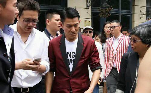 任达华得知此事后便让哥哥摆平这件事成功解救刘德华.