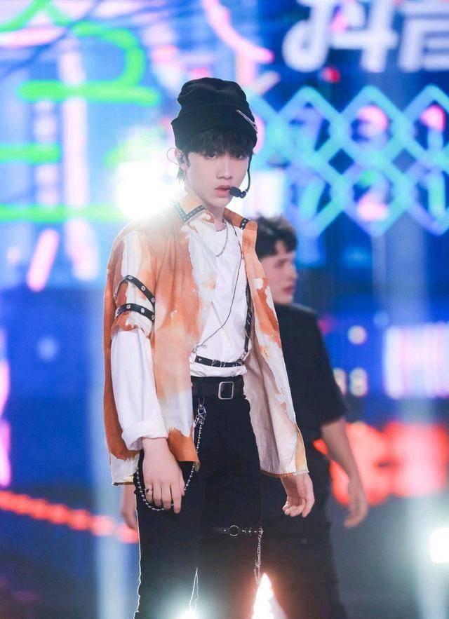 时代少年团和tf家族三代合体参加湖南卫视818晚会_带着_李飞_名字