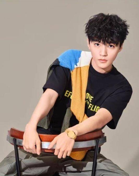 而组合中的王源则是把重心转移到了学习上面,在美国伯克利继续研究