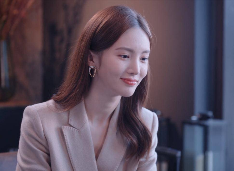 演好夏晴就够狠了,金晨同期还上线2个角色,各个"绝代佳人"_戴小雨_许