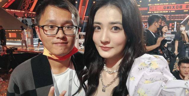 和徐璐合影,27岁的她生图长这样,难怪能让影帝7次告白_角度_活动_黄轩