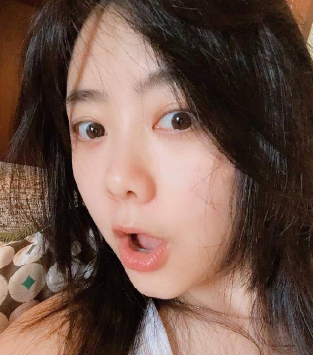 谭松韵晒素颜照,镜头怼脸拍的颜值,以为做了半永久_女生_少女_状态