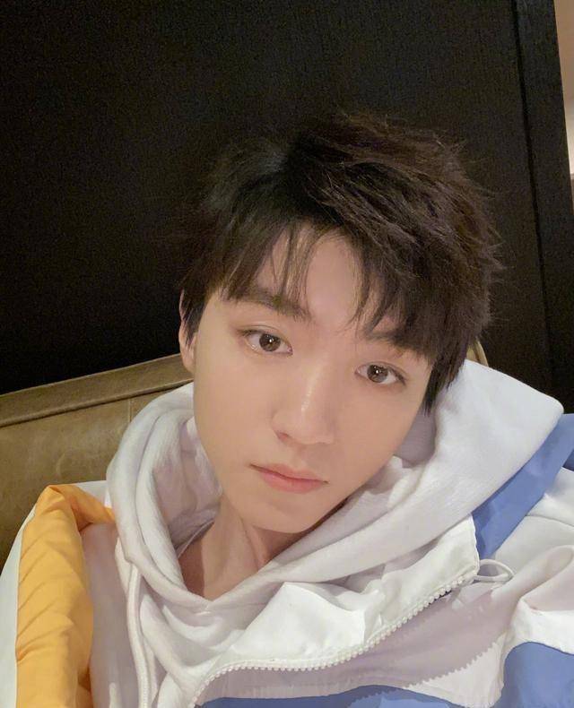 王俊凯在台上悄悄提醒粉丝,深情地看着粉丝,小凯的偏爱太明显了_活动