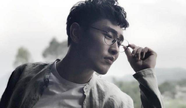 比如他在刘恺威,唐嫣主演的《千金女贼》这部电视剧中就曾饰演刘恺威