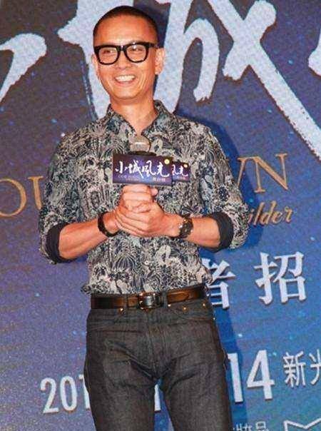 是胡歌师父却被孙俪整垮,他为救小女孩而毁容,54岁成帅大叔_谢君豪