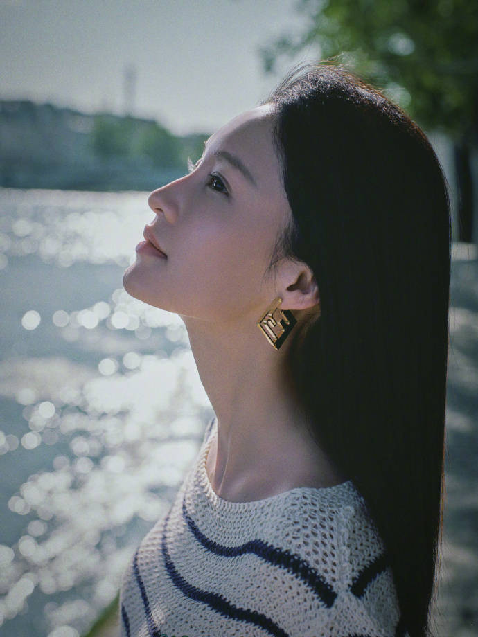 李沁晒照温柔甜美似初恋,大秀美腿惹人爱,与粉丝互动接地气