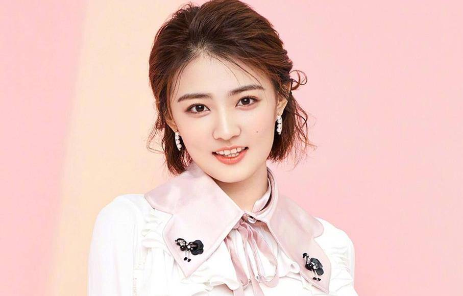 徐璐玩蹦床岂料裤子太短,幸亏节目组补救及时,网友:真贴心_生活_事情