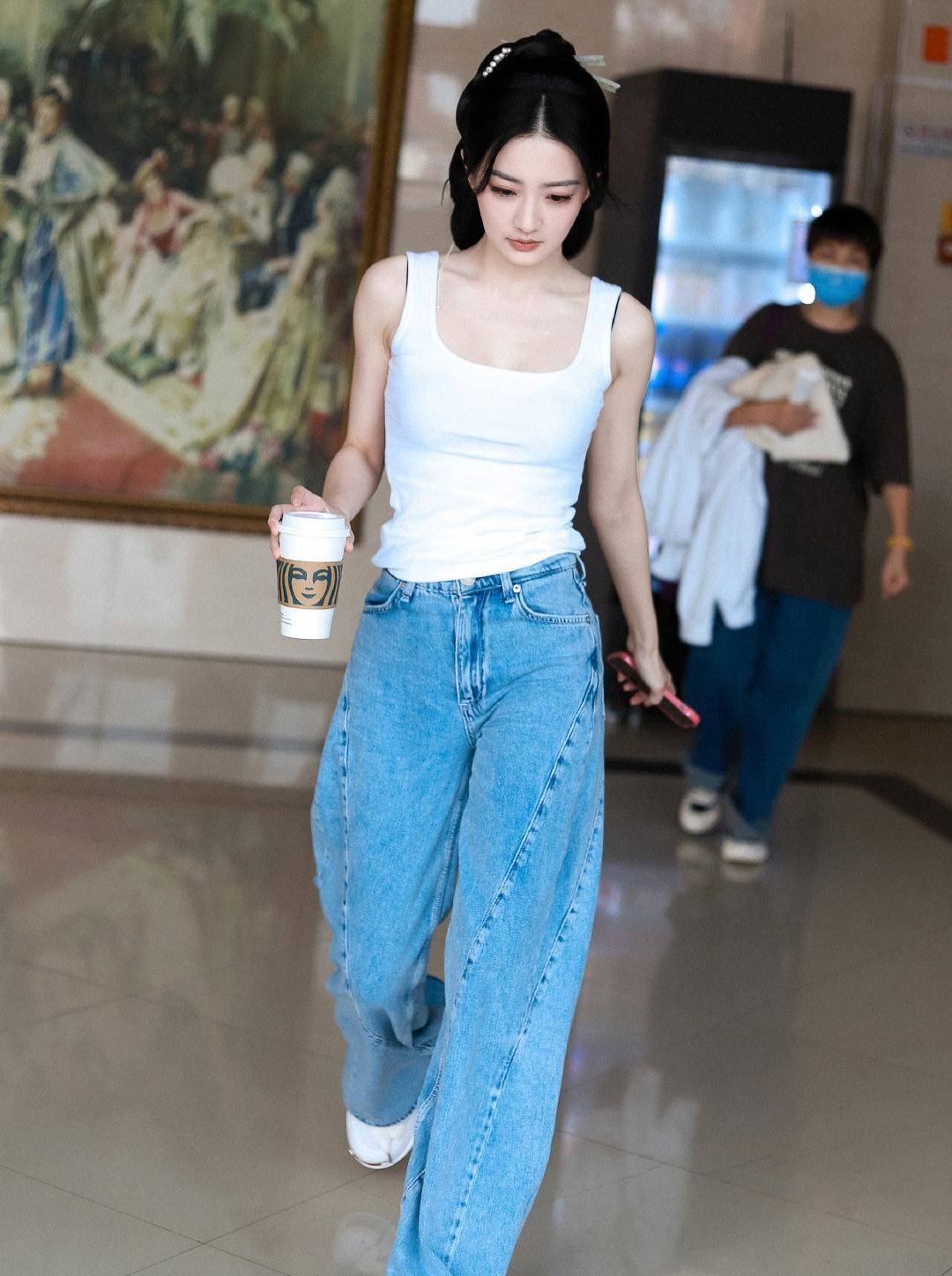 徐璐的穿搭很洋气,吊带背心 牛仔裤成标配,五套造型美得不重样_风格