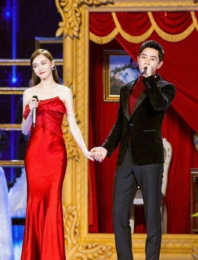 唐嫣罕见晒出美照,对镜甜笑美如初恋少女,结婚后被罗晋宠成孩子_妈妈