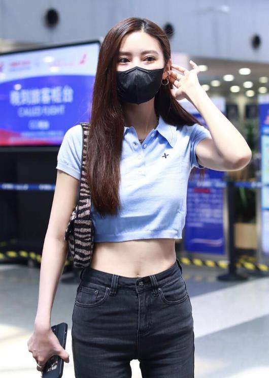 国外女星吴优身穿蓝色露脐上衣 牛仔喇叭裤,秀出火辣身材_时尚_风格