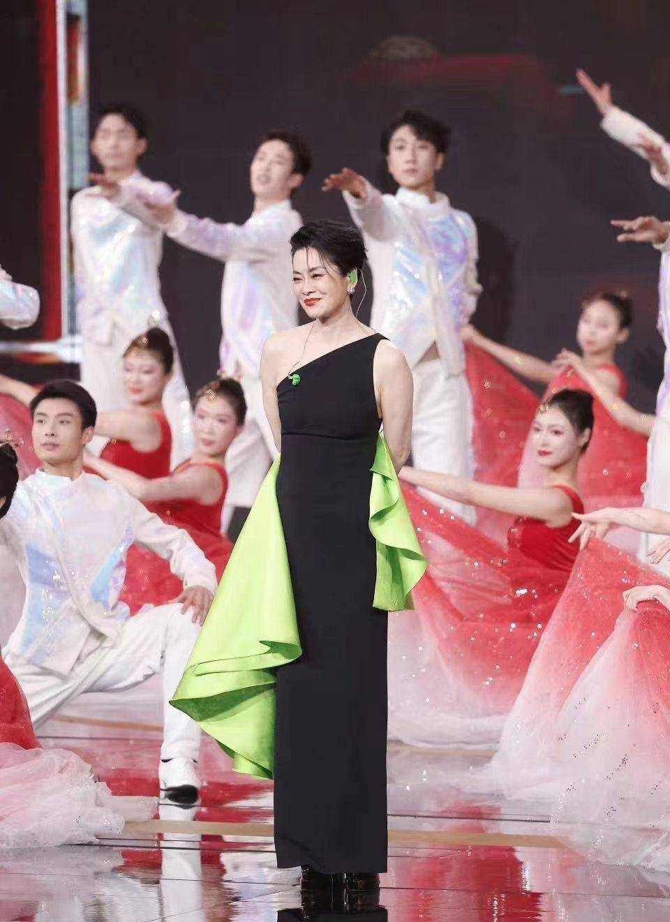 毛阿敏60岁了还那么用力,为凹蛮腰故意穿小码裙,变h身材没曲线_黑色