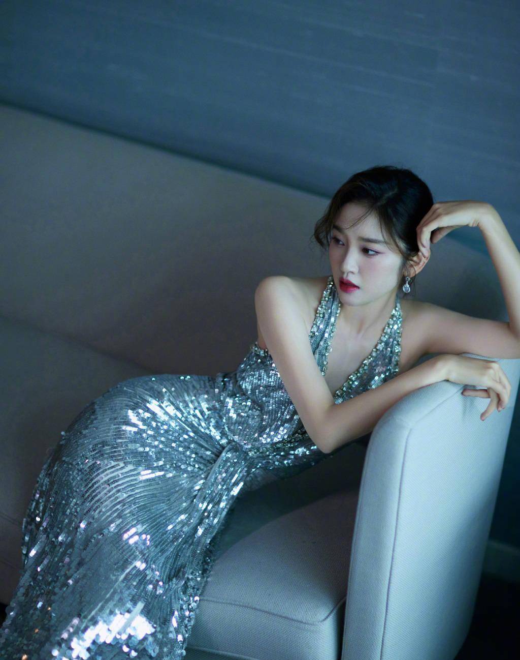 唐艺昕深v亮片裙惊艳亮相,曼妙身材燃爆时尚界!_魅力_紫色_造型