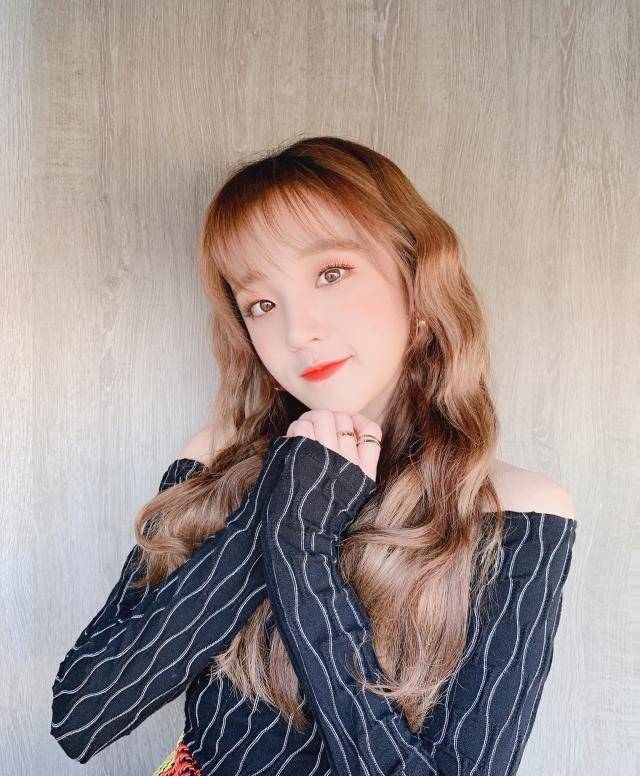 喜欢"羊毛卷"的宋雨琦,挑战优雅波浪卷才叫惊艳,知性御姐范儿_女神