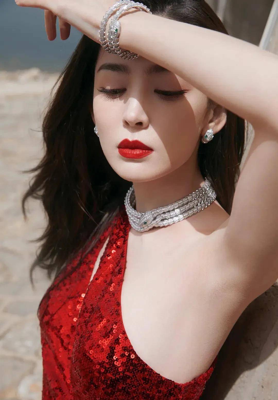 古力娜扎太刺激了!身材比例完美得连女神都不得不佩服_时尚_曲线_魅力
