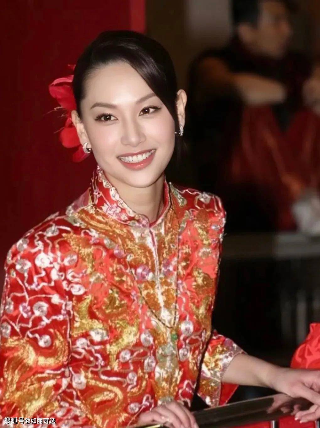 是前期甜美后期酷紫发的"徐春娇"杨千嬅?