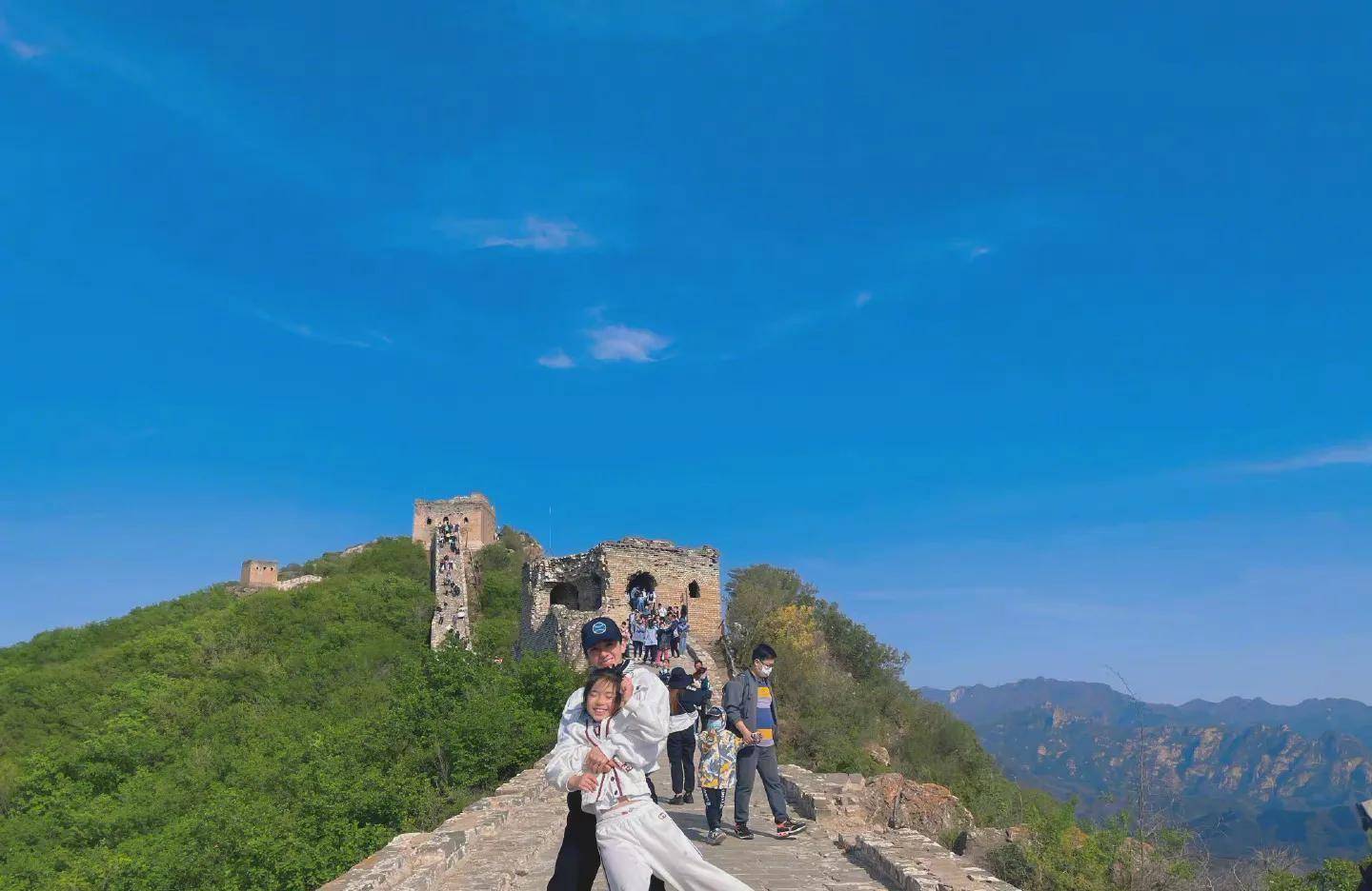 黄奕带女儿爬长城,母女牵手走全程,这个画面太温馨_穿着_照片_崔伟