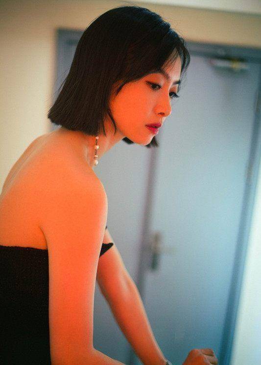 宋茜换风格了,小清新的她,穿上深v装,网友:美呆了!_女王_黑色_的设计