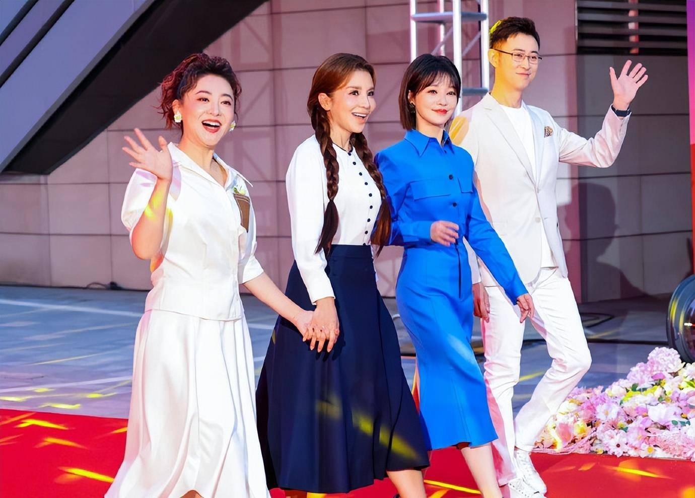 各大电视台19位主持人合影,倪萍·朱迅站在c位,王姐姐比胡蝶高_中央