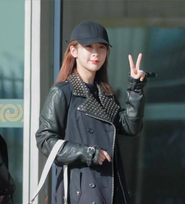 机场上演炫酷风,两细节却被指不敬业_李现_新剧_美甲