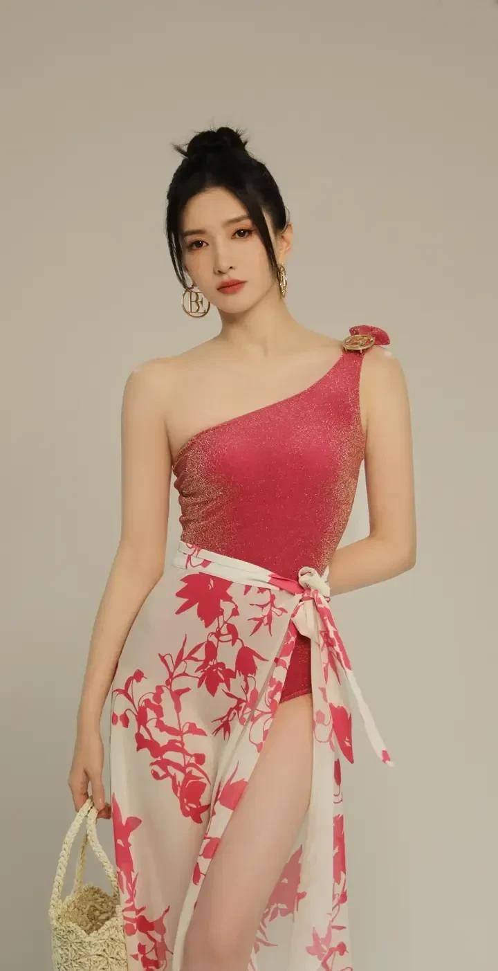 江疏影罕见秀身材,一身火龙果般的气质,满满的夏日造型_时尚_照片