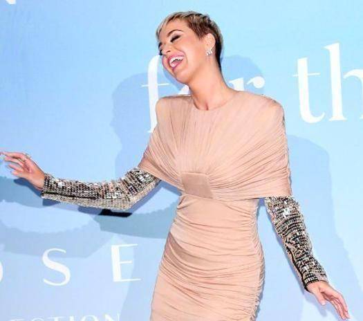 水果姐为精灵王子庆生,订婚1年后再度表白,背后深意让人感动!