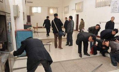 2002年3月13日,在河北省广平县火葬场里,农民张青云办好了手续,看着